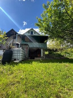 Ponúkam na predaj záhradu s drevenou chatkou