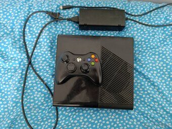 Xbox 360 E 4gb úložiska + ovladac