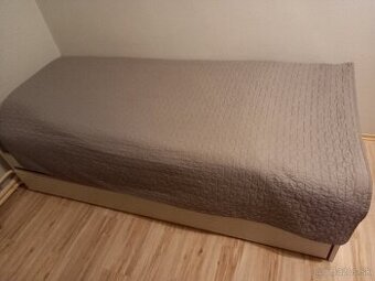 Študentská posteľ.