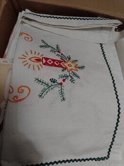 Obrusy s vianočným motívom.