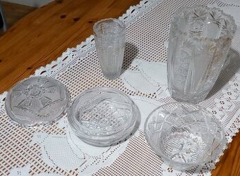 Predám dekoračné predmety z brúseného a farebného skla