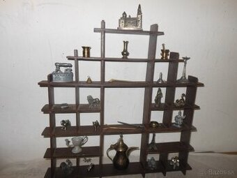 Mosadzné miniatúry v drevenom delenom ráme