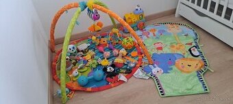 Detská deka s množstvom hračiek a ďalšou dekou Fisher-Price