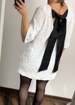 Predám saty vianočné  s xs vhodne má výšku 160cm