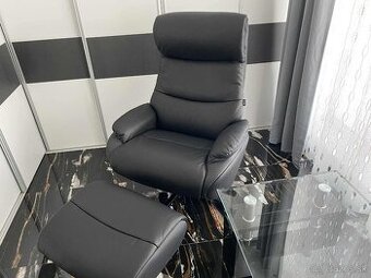 moderné kožené relaxačné kreslo s podnožkou