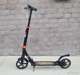 Kolobezka Nils Extreme