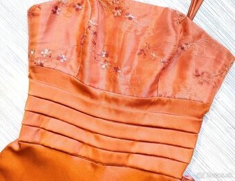 NOVÉ PLESOVÉ/SPOLOČENSKÉ ŠATY/venček SATÉNOVÉ Č.S