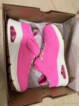 Skechers tenisky velkost 30