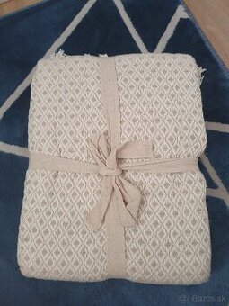 nepoužitá deka alebo prehoz na posteľ