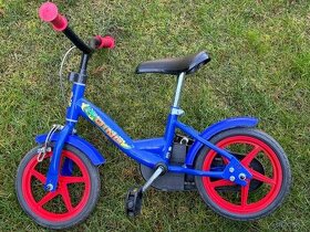 Detsky bicykel s pomocnymi kolieskami