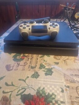 PS4 slim + 2 ovládače + 4 hry