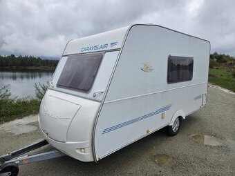 Lahky obytny prives Caravelair - 900 kg, predstan