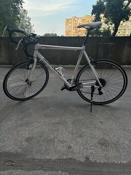 Cestný bicykel M veľkosť rámu