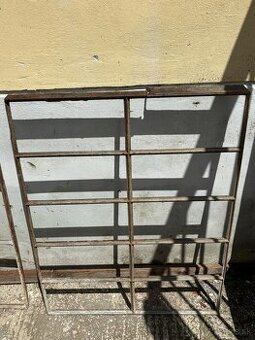 Predám veľké industriálne kovové rámy – vintage štýl