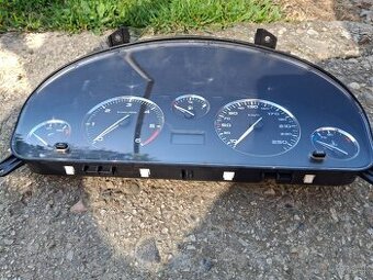 Prístrojový panel, budíky, tachometer.
