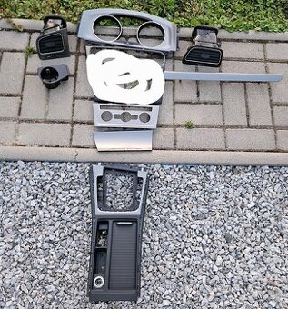 Interiérový dekor VW Golf 7 sivý