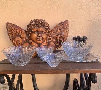 Staré sklenené misky, podnos a tanieriky