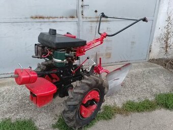 Vari malotraktor,motor Jikov,držáky,závaží,pluh, těleso