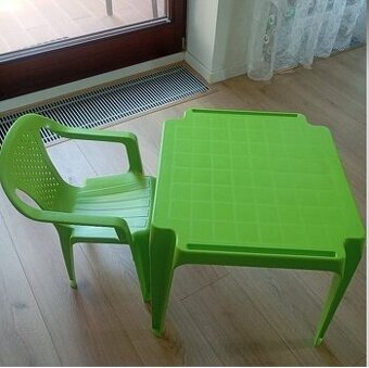 Set záhradnej stoličky so stolíkom