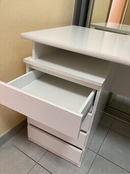 Biely stol do detskej izby