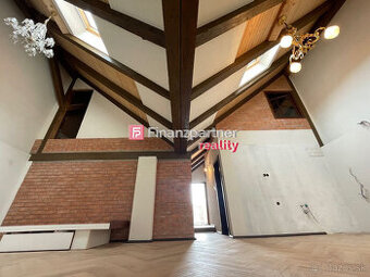 Nadštandartný podkrovný app byt s vytahom na Hlavnej ulici ( - 1