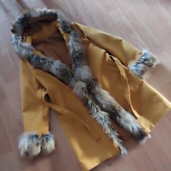 Elegantný kabát s kožušinkou