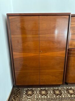 Skriňa z masívneho dreva