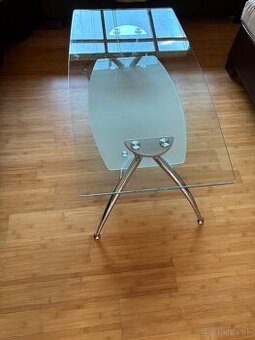 Sklenený konferenčný stolík