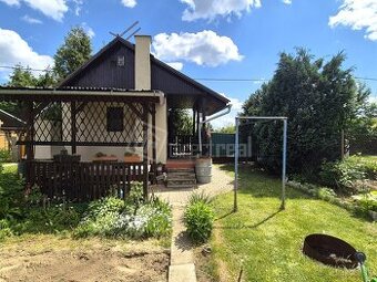 Záhradka s murovanou chatkou v blízkosti rieky Váh