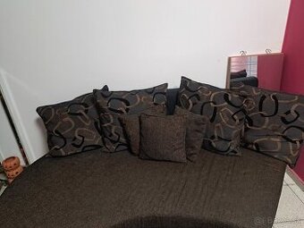 Gauč čierny zo zrušenej prevádzky