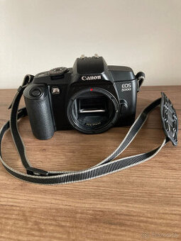 Canon , telo fotoaparátu EOS 5000, na kinofilm