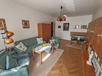 Topoľčany - veľký 4 izbový retro byt s balkónom