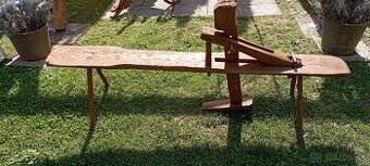 Starý drevený stolec