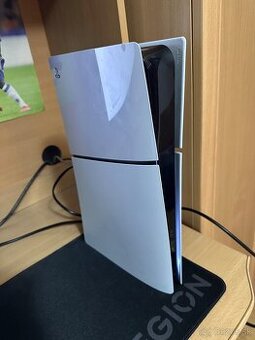 PlayStation 5 Slim 1TB – málo používaná + nabíjací dok
