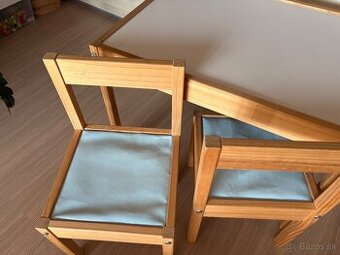 Drevený stolík IKEA s 2 stoličkami