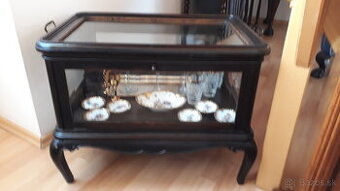 predam servirovaci stolik