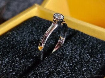 2,2g Zásnubný prsteň z bieleho zlata 14K s diamantom 0,15ct