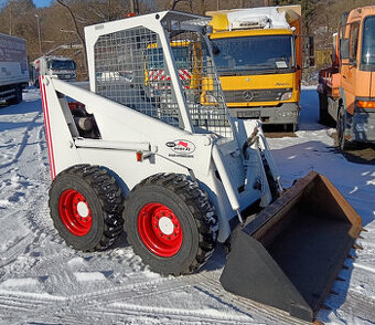 BOBCAT 825 smykový nakladač