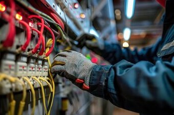 HĽADÁME ELEKTRIKÁROV A POMOCNÝCH ELEKTRIKÁROV