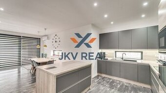 Moderný 5-izbový rodinný dom s bazénom a altánkom | Veľké Úľ