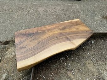 Orechová doska pod umývadlo s úkosom