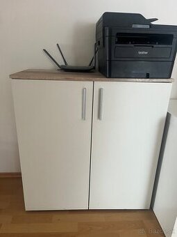 Kompaktná skrinka s dvomi policami – ideálna pod tlačiareň