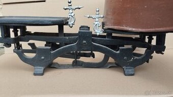 Staré velikánské dvoumiskové váhy.