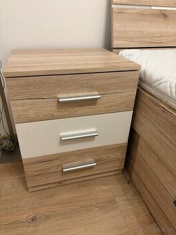 Nočný stolík dub/biela