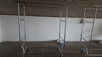 Stojan na oblečenie do obchodu