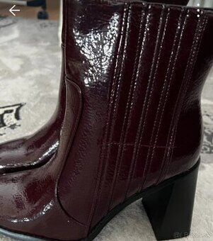 Krásne dámske bordove kotničky nové