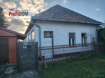PREDAJ pekný historický dom v obci Vlkas. Pozemok 3575 m2.