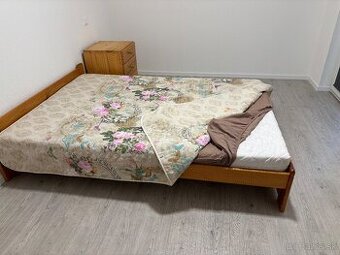 Predám postel z masívu s matracom