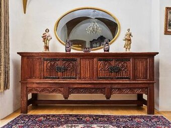 Neogotická dubová komoda z masívneho duba