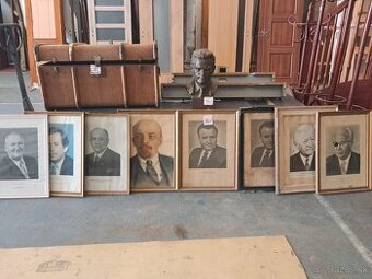 Busty, lodny kufor, obrazy